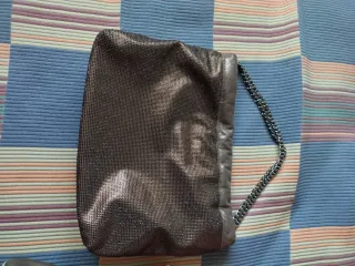 Bolso Xti y zapatos dorados