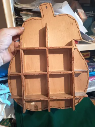 Scaffale in legno a forma di mela