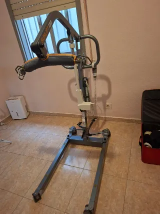 grúa con arnés para levantar descapacitados