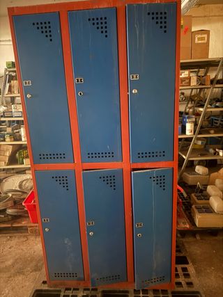 Taquillas metálicas azules y rojas