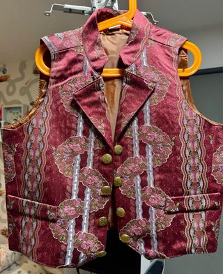 Pantalón, chaleco y zapatillas talla 37 de masero.