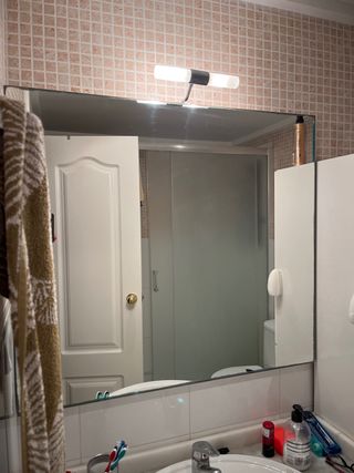 Espejo de baño moderno y aplique