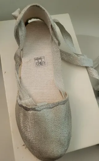 Zapatillas plateadas talla 33 no tiene marca