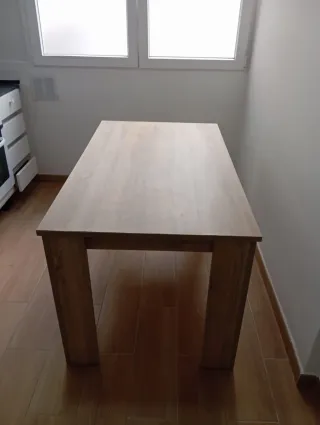 Mesa de comedor de madera