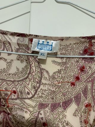 Blusa Beige y Roja con Brillos Talla XL