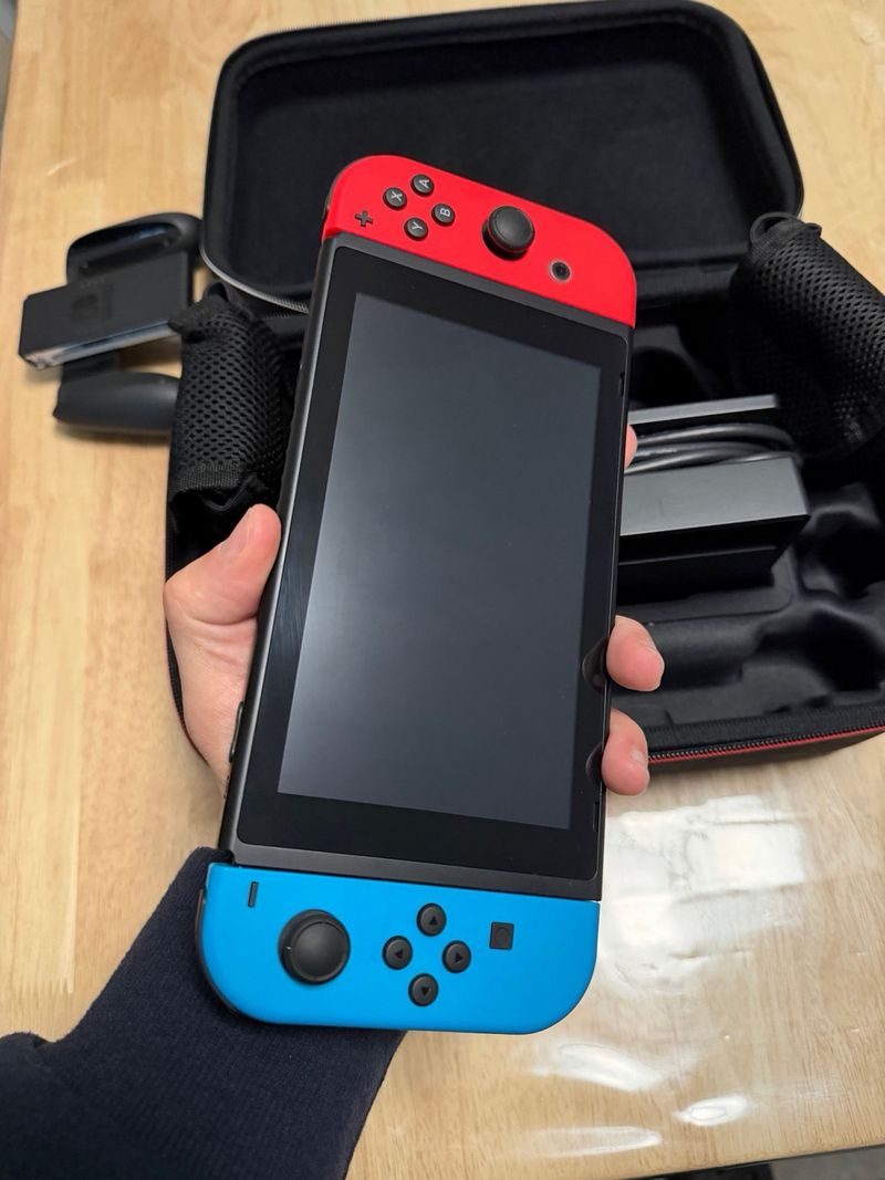 Nintendo Switch Poco Uso con accesorios afbeelding 2