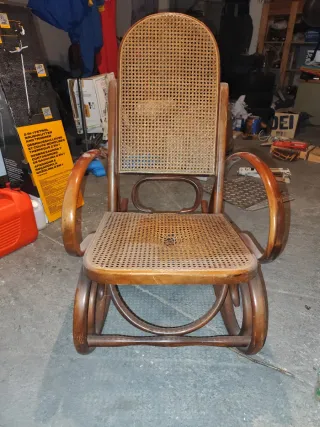 Mecedora antigua de madera y mimbre