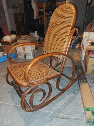 Mecedora antigua de madera y mimbre