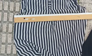 Blusa de rayas blancas y negras