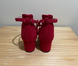 Zapatos tacón rojos con tiras