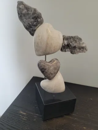 Escultura CORAZONES ALADOS en Mármol, "AMOR LIBRE"