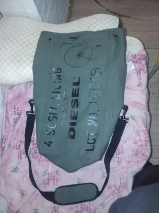 Borsa Diesel grigia fa da borsa e porta casco