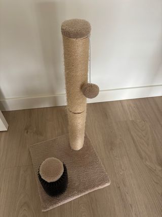 Rascador para gatos con poste y alfombra
