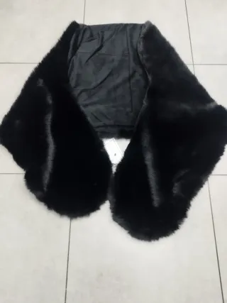 Stola in pelliccia sintetica nera larga