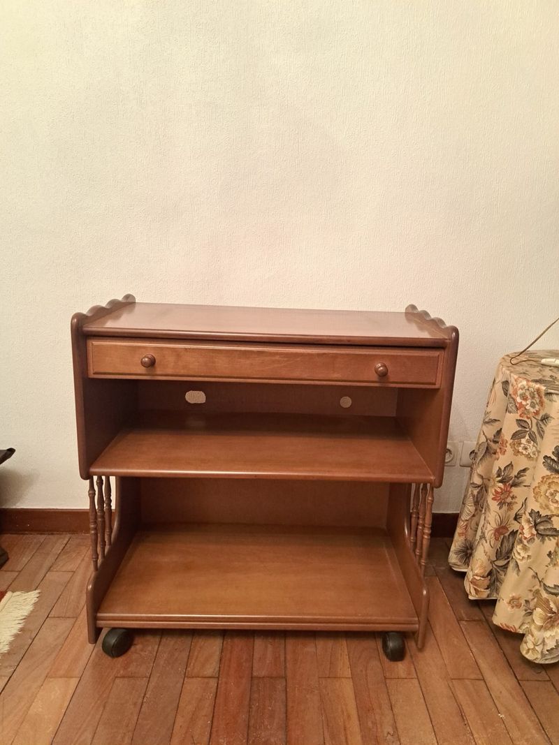 Mesa auxiliar con ruedas para TV
