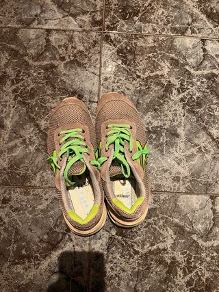 Botas de trabajo gris y verdes