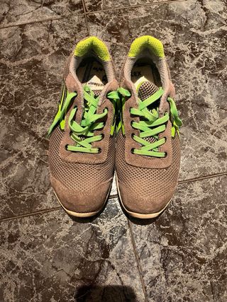 Botas de trabajo gris y verdes