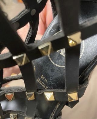 Sandalias gladiador negras con tachuelas doradas