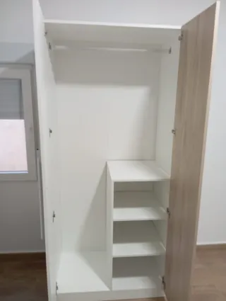 Armario blanco y madera
