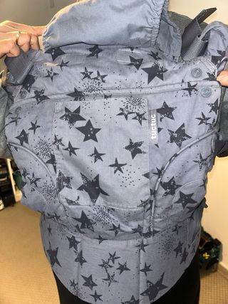 Mochila portabebés gris estrellas, marca tuc tuc