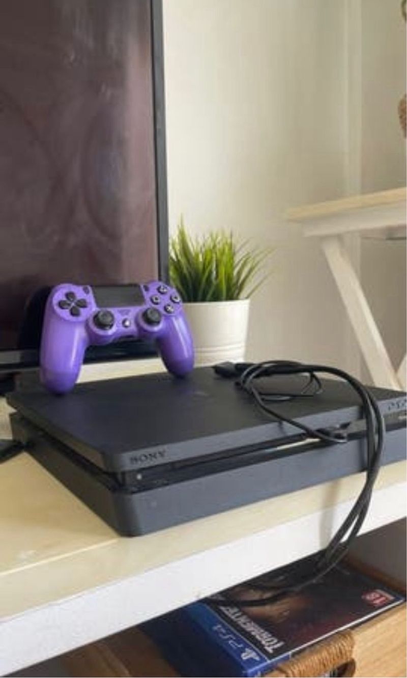 PS4 500GB Negra + Mando Morado afbeelding 2