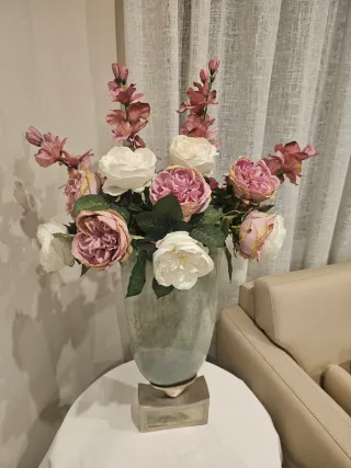 Jarrón de cristal con flores decorativas