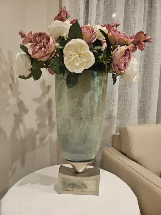 Jarrón de cristal con flores decorativas