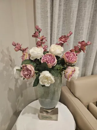 Jarrón de cristal con flores decorativas