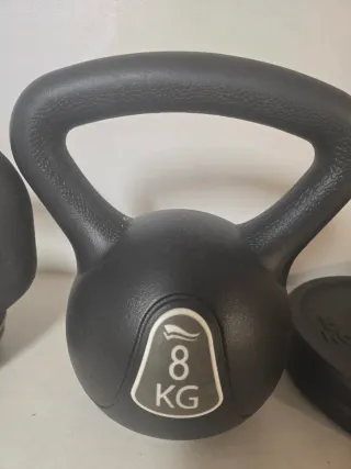 Kettlebells, discos y mancuernas