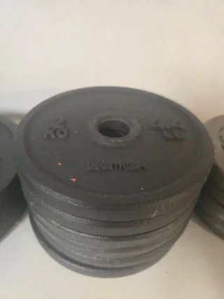 Kettlebells, discos y mancuernas