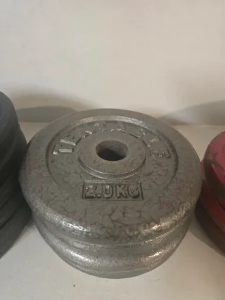 Kettlebells, discos y mancuernas