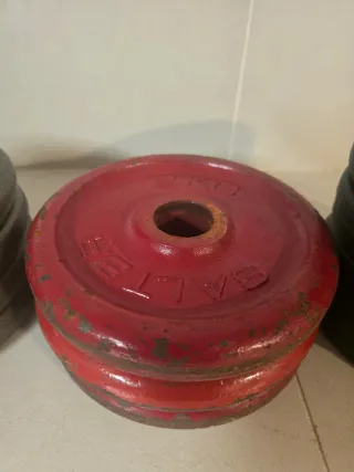 Kettlebells, discos y mancuernas