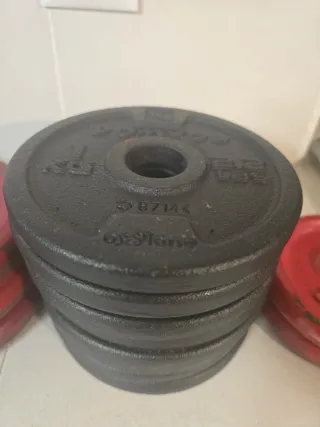 Kettlebells, discos y mancuernas