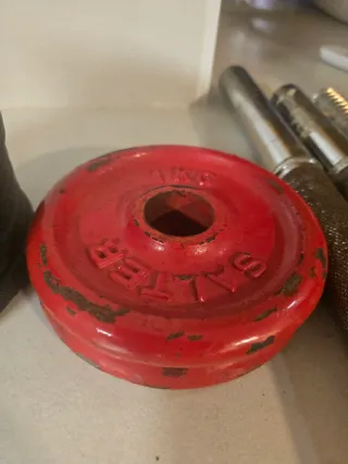 Kettlebells, discos y mancuernas