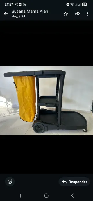 Carro de limpieza con bolsa amarilla