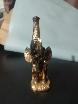 Elefante de metal con trompa levantada