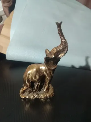 Elefante de metal con trompa levantada