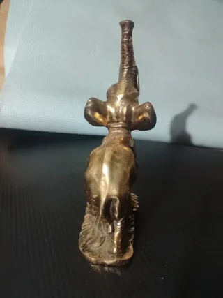 Elefante de metal con trompa levantada