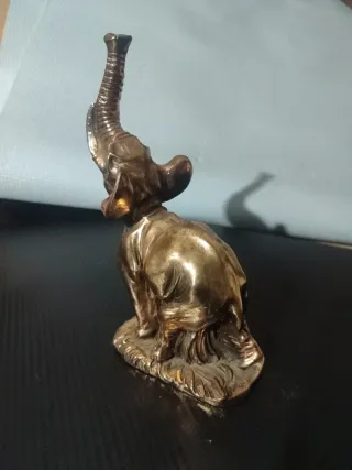 Elefante de metal con trompa levantada