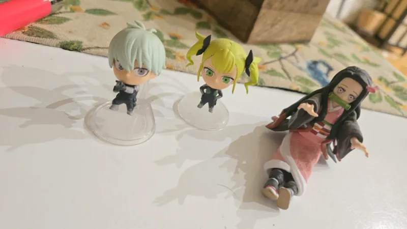 Figuras Gachapon Kaiju N8 y Kimetsu.