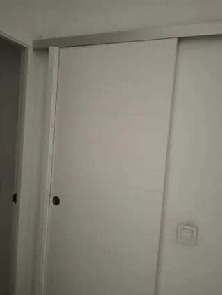 Puerta corredera blanca