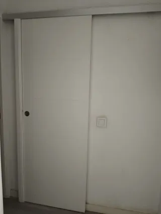 Puerta corredera blanca