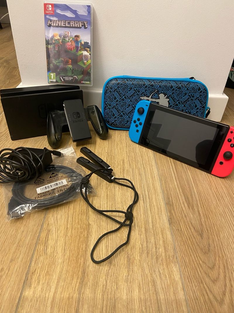 Nintendo Switch completo con funda y Minecraft