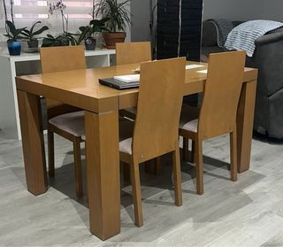 Mesa de comedor de madera