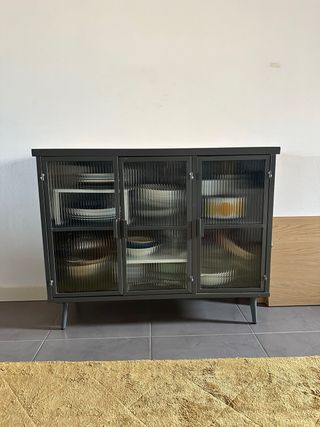 Aparador Metálico con Puertas de Cristal