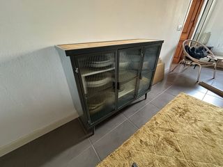 Aparador Metálico con Puertas de Cristal