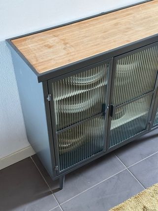 Aparador Metálico con Puertas de Cristal