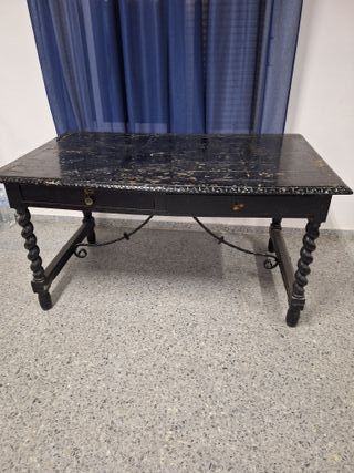 Mesa española para restaurar.