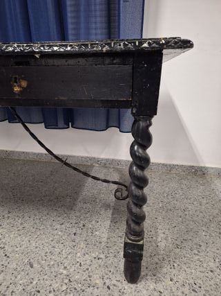 Mesa española para restaurar.