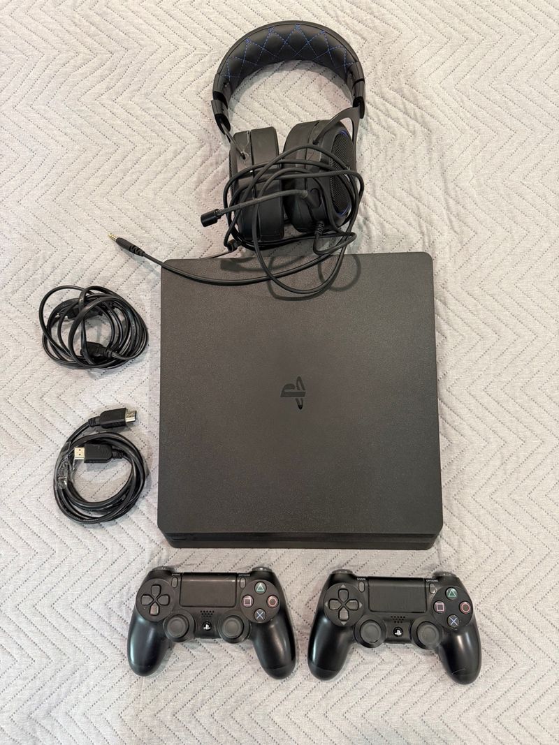 PS4 Slim Sony Negra + Accesorios